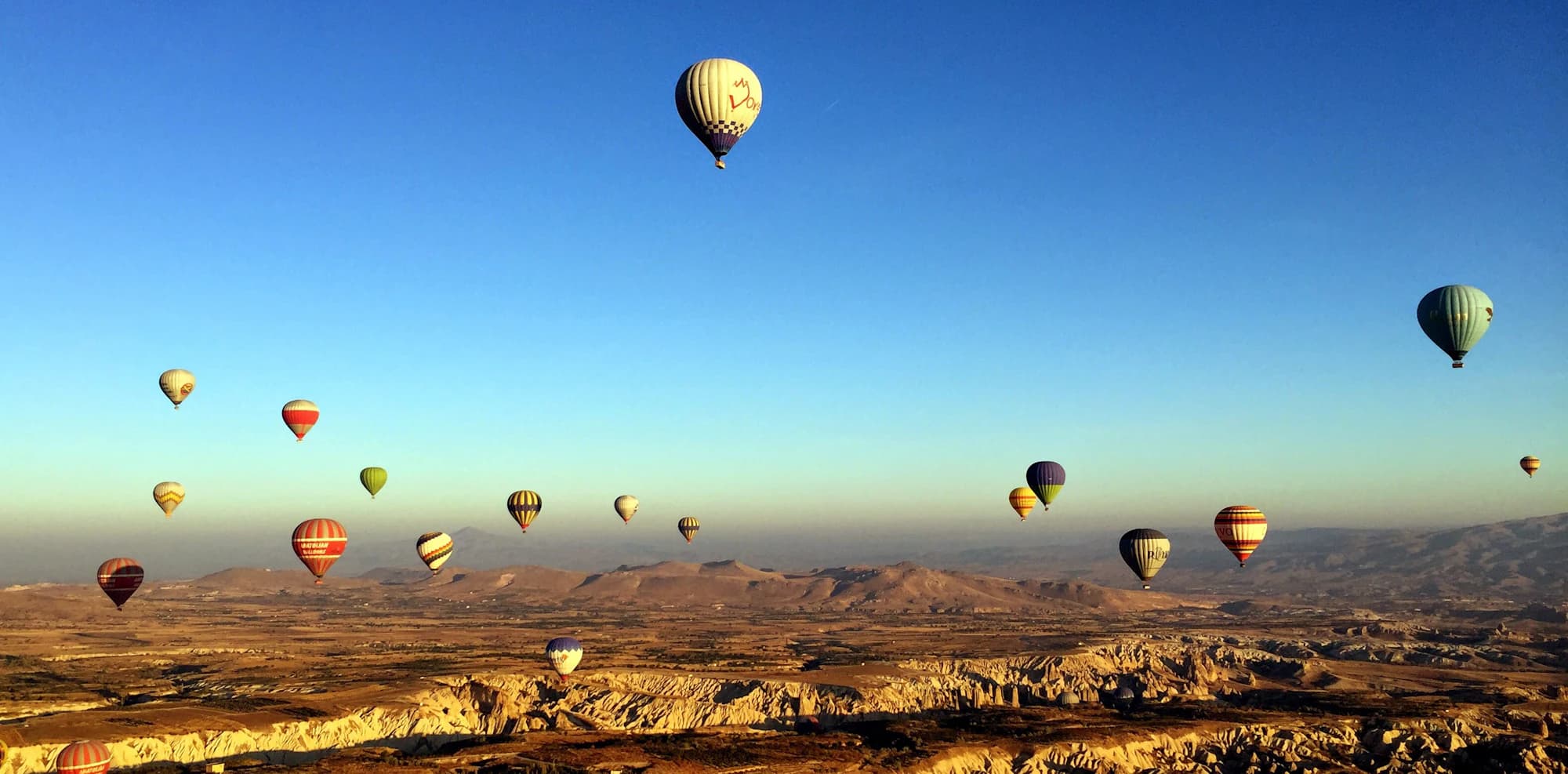 Kapadokya vadisi üzərində rəngli hava şarları
