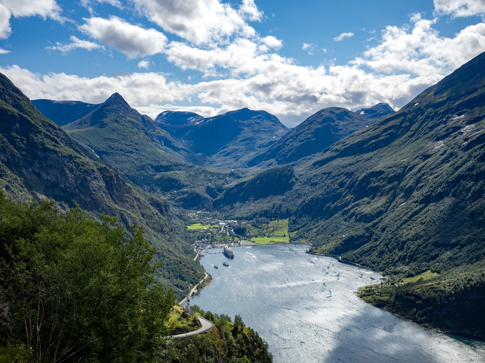 Dağların arasında sakit Norveç fiyordu